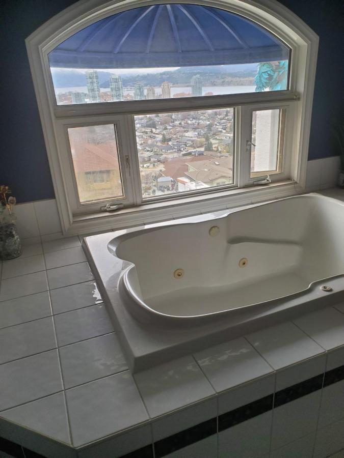 Lakeview House With 4 Rooms Kelowna Near Downtown & Knox Moutain Εξωτερικό φωτογραφία