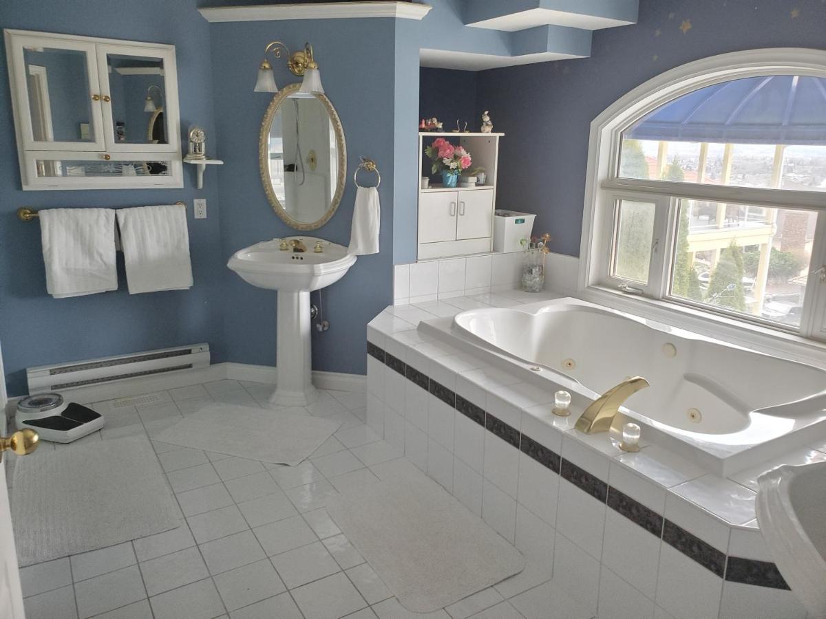 Lakeview House With 4 Rooms Kelowna Near Downtown & Knox Moutain Εξωτερικό φωτογραφία